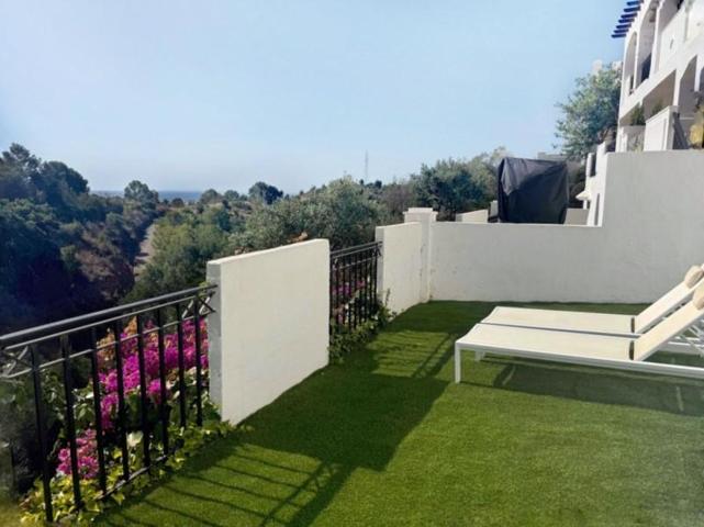 Apartamento en venta en Marbella, Este - Los Monteros photo 0