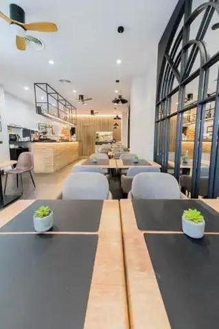 Local comercial en venta en San Pedro de Alcántara, Costa del Sol photo 0