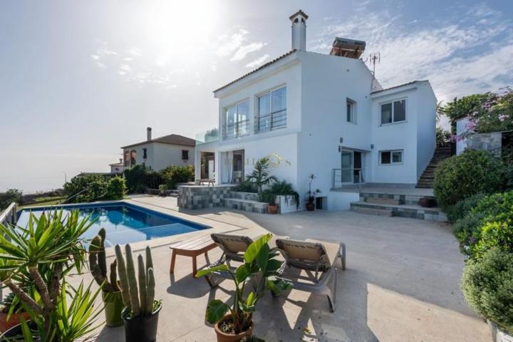 Chalet en venta en San Roque, Torreguadiaro photo 0