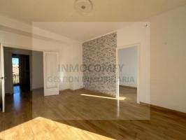 Piso en venta en La Bisbal d'Empordà photo 0