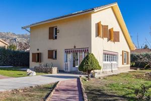 Chalet en venta en Manzanares el Real photo 0