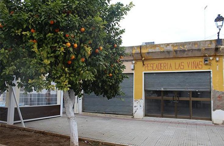Local comercial en venta en Lora del Río, Andalucia photo 0