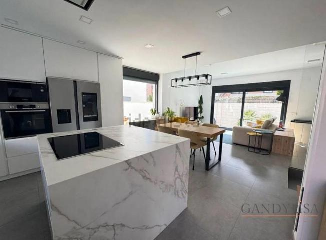 Chalet en venta en Madrid photo 0