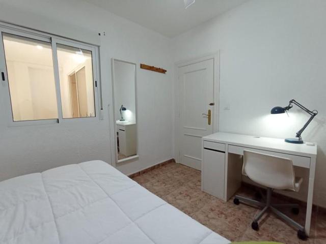 Piso en venta en Barcelona, Carrer de Julián Besteiro, 08020 photo 0