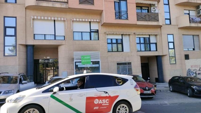 Local comercial en alquiler en Granada, Parque almunia photo 0