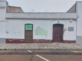 Casa con terreno en venta en Montijo, SEMICENTRO photo 0