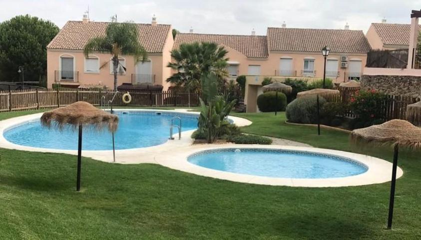 Adosada en venta en Lepe, Islantilla - Campo de Golf photo 0