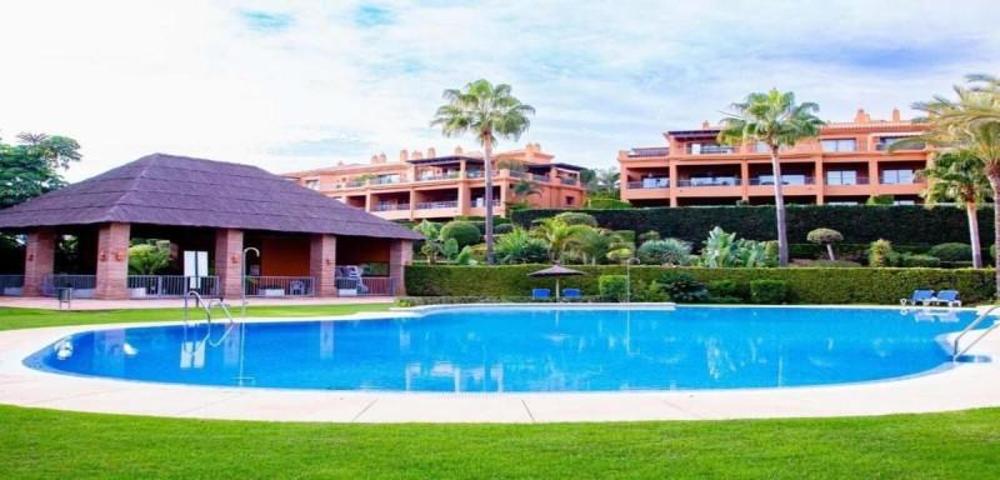 Piso en venta en Estepona, Estepona photo 0