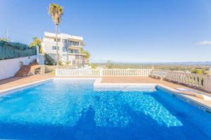 Chalet en venta en Chiva, Centro photo 0