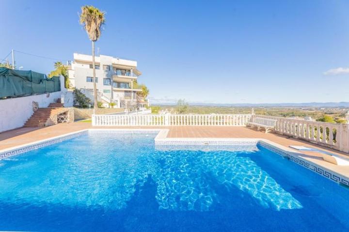 Chalet en venta en Chiva, Centro photo 0