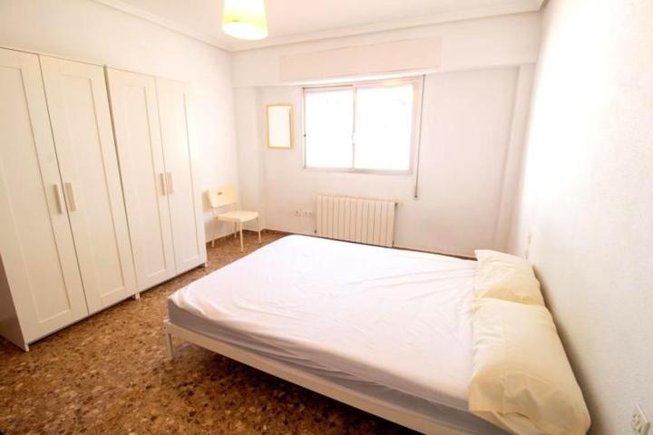 Habitación en alquiler en Valencia, Carrer de la Pobla de Farnals, 46021 photo 0