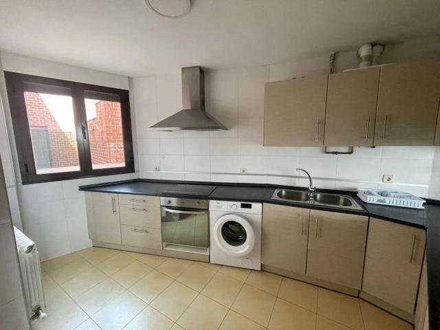 Piso en alquiler en Navatejera, Hospitales photo 0