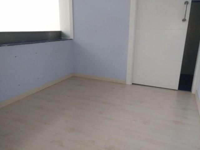 Local comercial en venta en La Lastrilla, En el pueblo photo 0