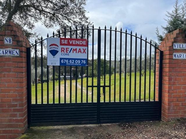 Casa con terreno en venta en Badajoz, Dehesilla de Calamón - Campomanes photo 0