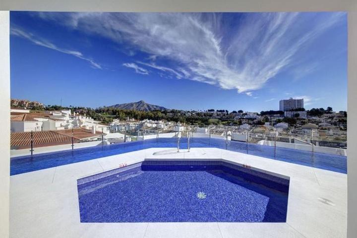 Apartamento en venta en Marbella, Nueva Andalucia photo 0