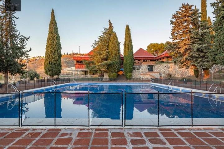 Adosada en venta en Granada, El serrallo photo 0