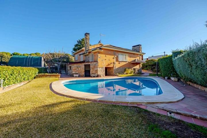 Chalet en venta en Valdemorillo, Pino Alto - Navarredonda photo 0