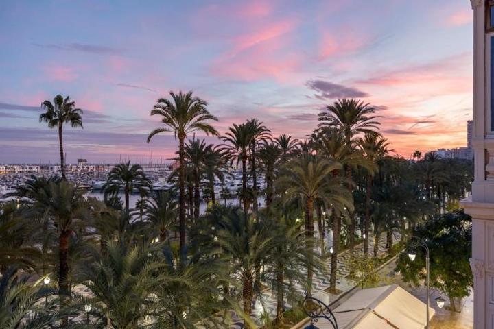 Apartamento en venta en Alicante, Casco Histórico-Santa Cruz photo 0