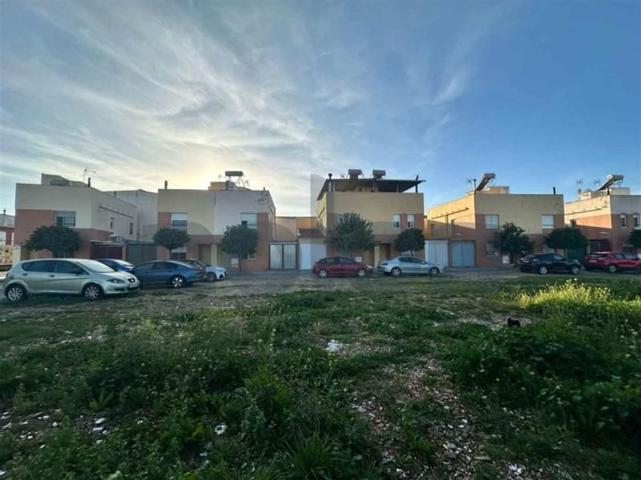 Adosada en venta en Rociana del Condado, El Condado photo 0