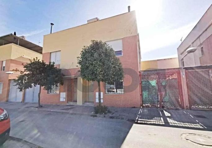 Adosada en venta en Rociana del Condado, El Condado photo 0