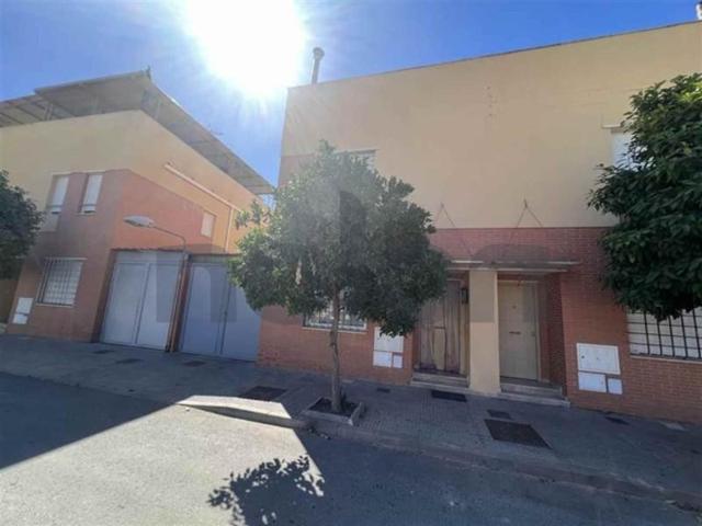 Adosada en venta en Rociana del Condado, El Condado photo 0