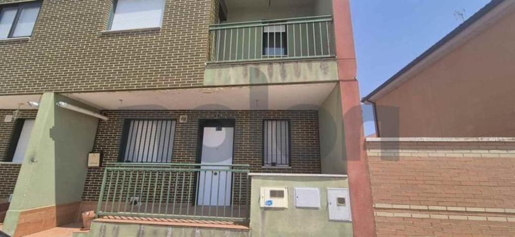 Adosada en venta en Nava del Rey, Tierra de Medina photo 0