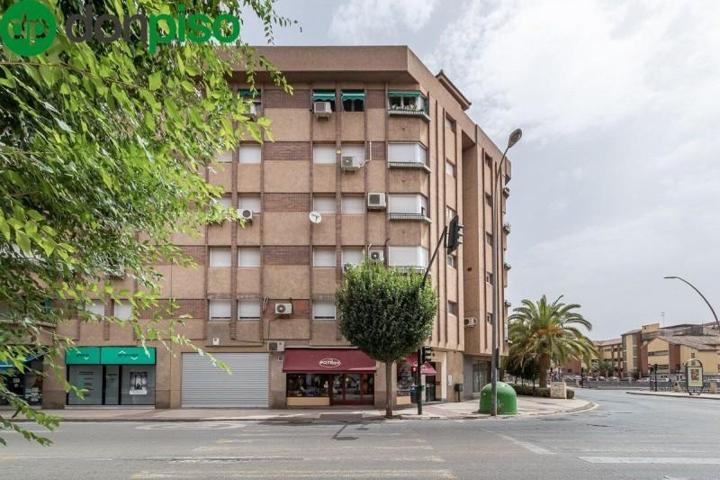 Local comercial en venta en Granada, Genil photo 0