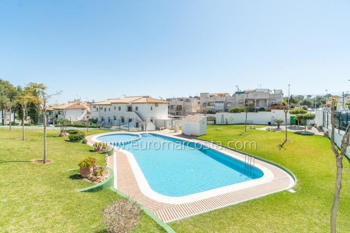 Bungalow en venta en Torrevieja, LAGO JARDIN photo 0