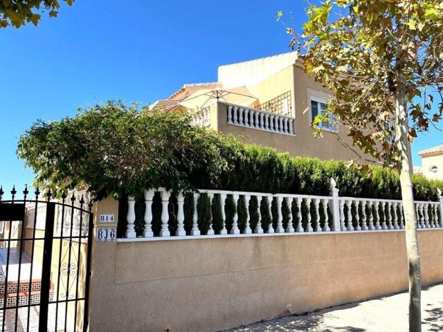 Bungalow en venta en Torrevieja, Centro photo 0