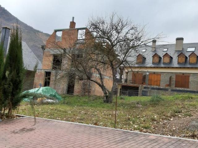 Casa con terreno en venta en Les photo 0