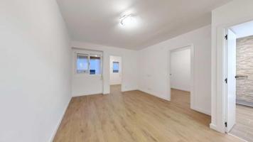 Piso en venta en Santa Coloma de Gramenet, Llati photo 0