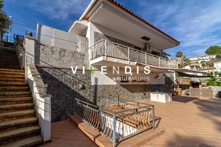 Casa en venta en Abrera, Les carpes photo 0