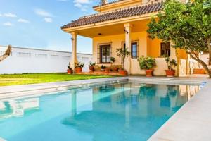 Chalet en venta en Chiclana de la Frontera, El campito photo 0