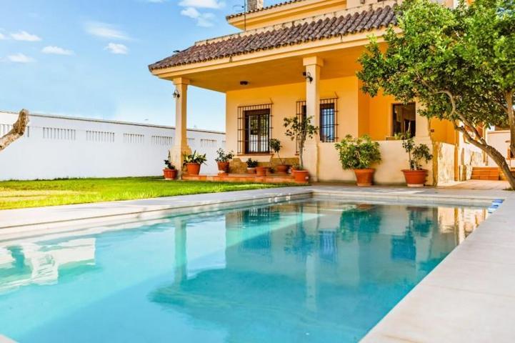 Chalet en venta en Chiclana de la Frontera, El campito photo 0