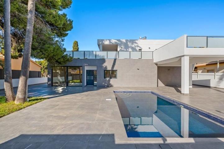 Chalet en venta en Orihuela Costa, Campoamor photo 0