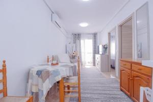 Apartamento en venta en Torrevieja, Centro photo 0