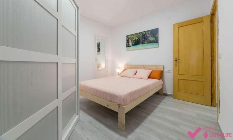 Habitación en alquiler en Valencia, Carrer de la Indústria, 46022 photo 0