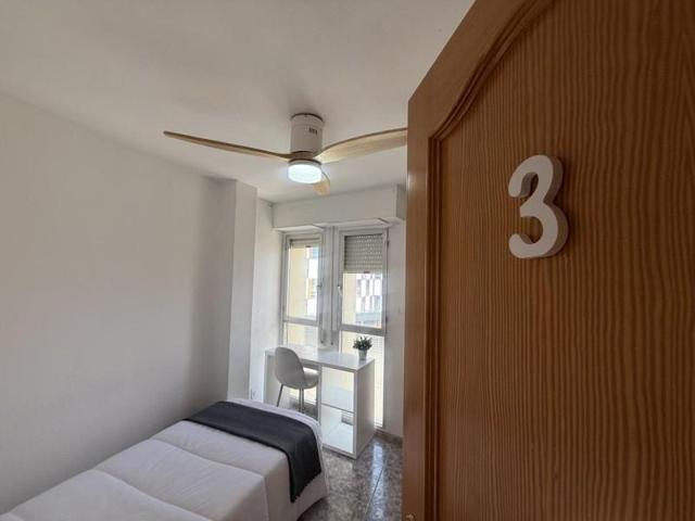 Habitación en alquiler en Valencia, Carrer de Gran Canària, 46011 photo 0