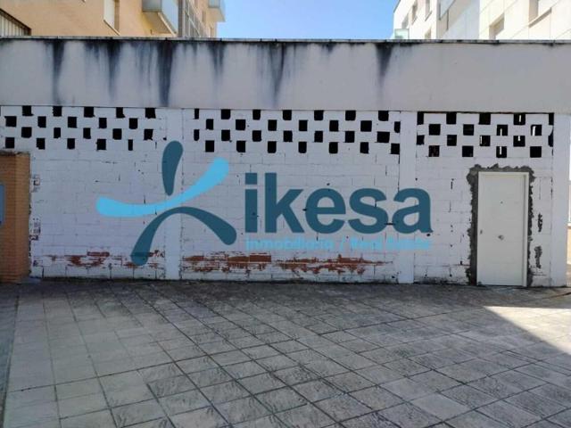 Local comercial en venta en Badajoz, Badajoz photo 0