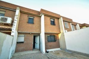 Adosada en venta en Añover de Tajo photo 0