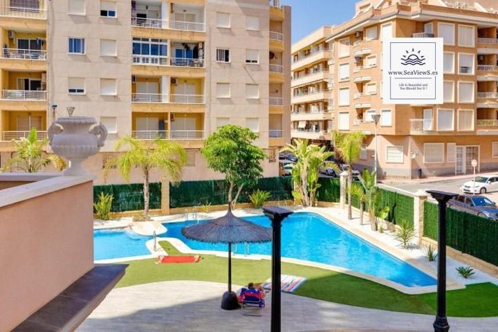 Apartamento en venta en Torrevieja, Playa de los Locos photo 0