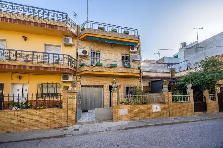 Adosada en venta en Camas, Andalucia photo 0