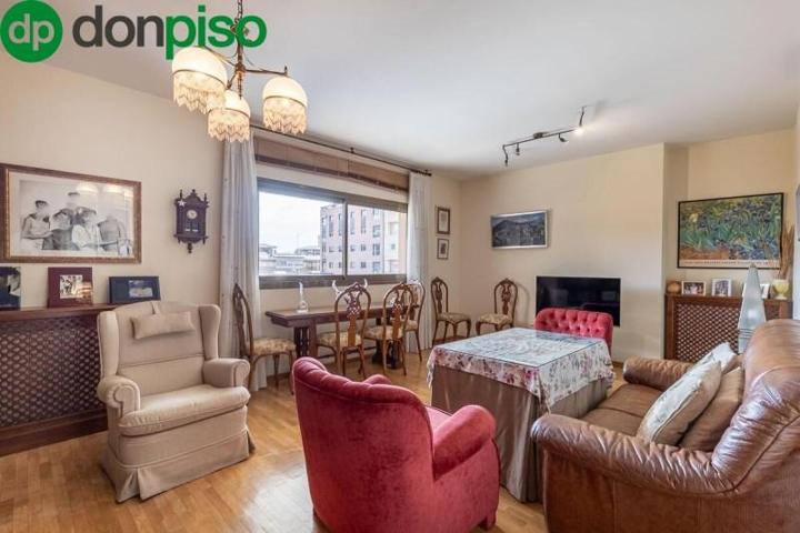 Piso en venta en Granada, Constitucion photo 0