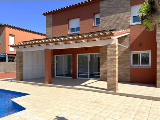 Casa en venta en Sant Pere Pescador photo 0