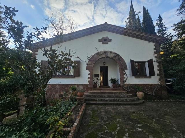 Casa con terreno en venta en Castellví de Rosanes, Poble photo 0