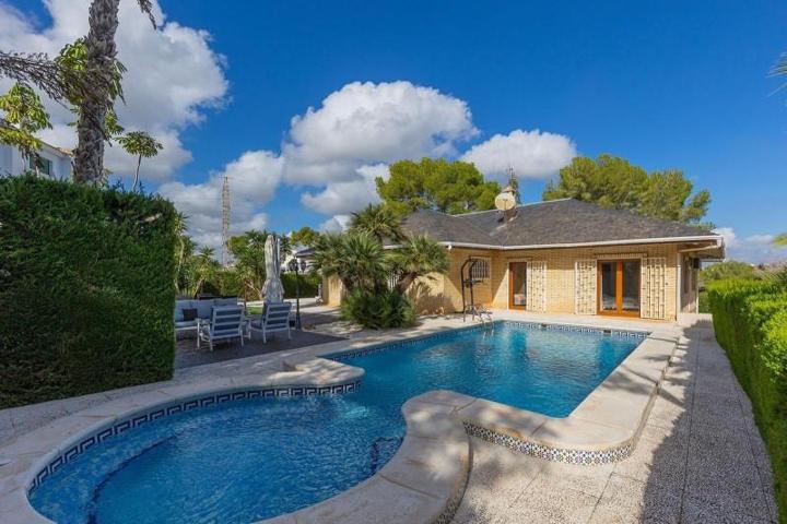 Chalet en venta en Orihuela Costa, Villamartin photo 0