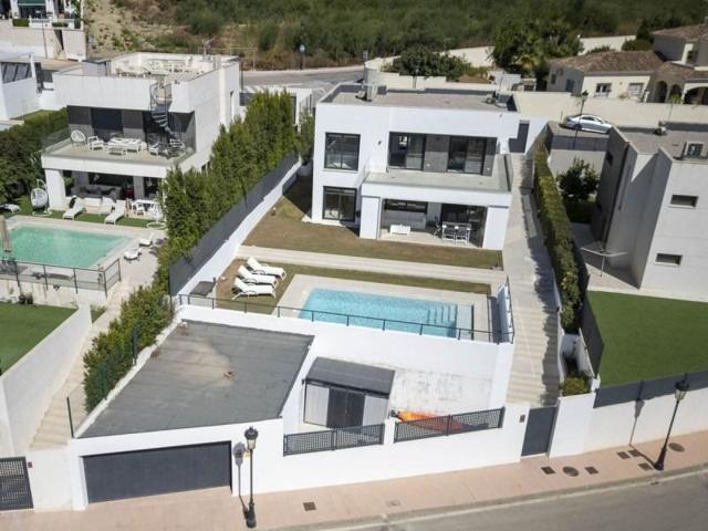 Chalet en venta en Manilva, Puerto de la Duquesa photo 0