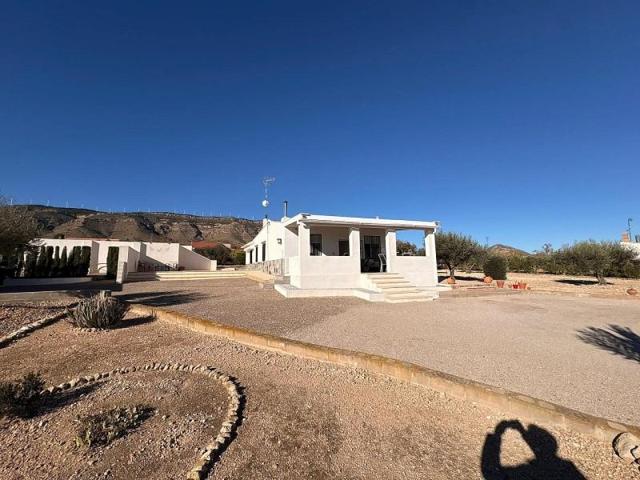 Casa con terreno en venta en Caudete photo 0