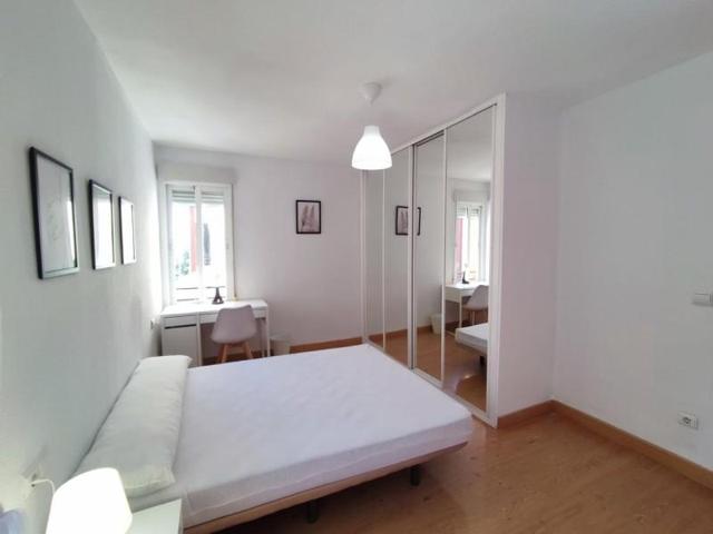 Habitación en alquiler en Granada, Calle Ronda de Alfareros, 18011 photo 0