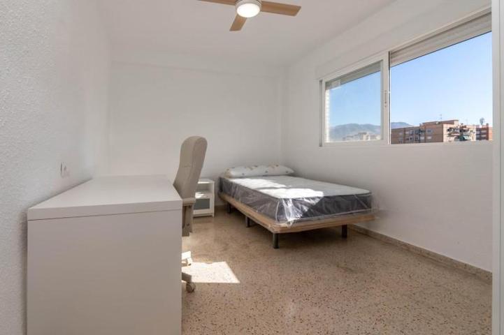 Habitación en alquiler en Granada, Alcampo photo 0